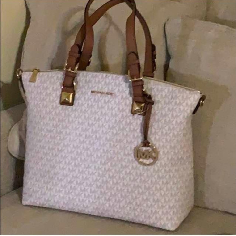 Please ladies , can someone help me find this bag